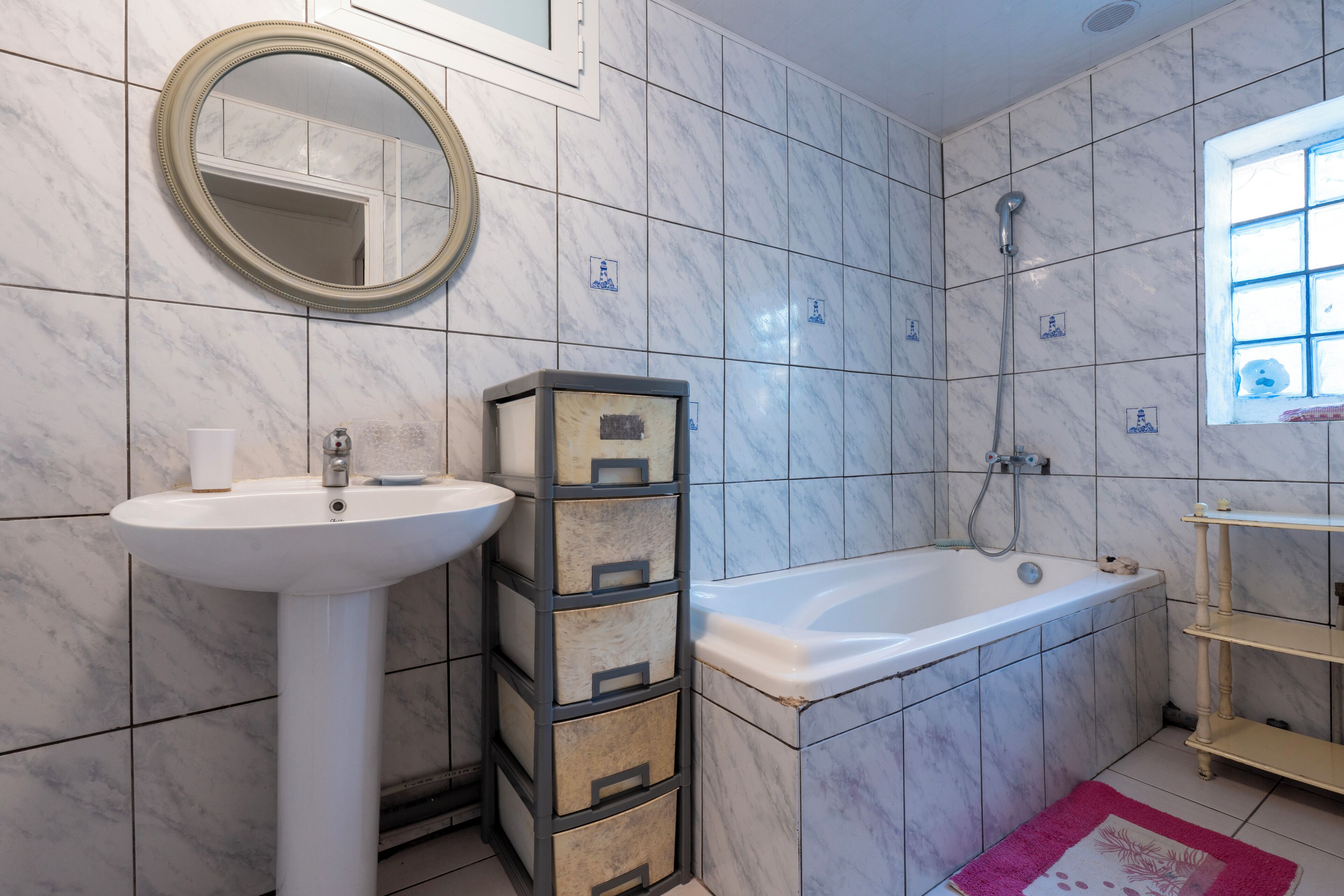 Sèche-cheveux, serviettes fournies, savon, papier toilette