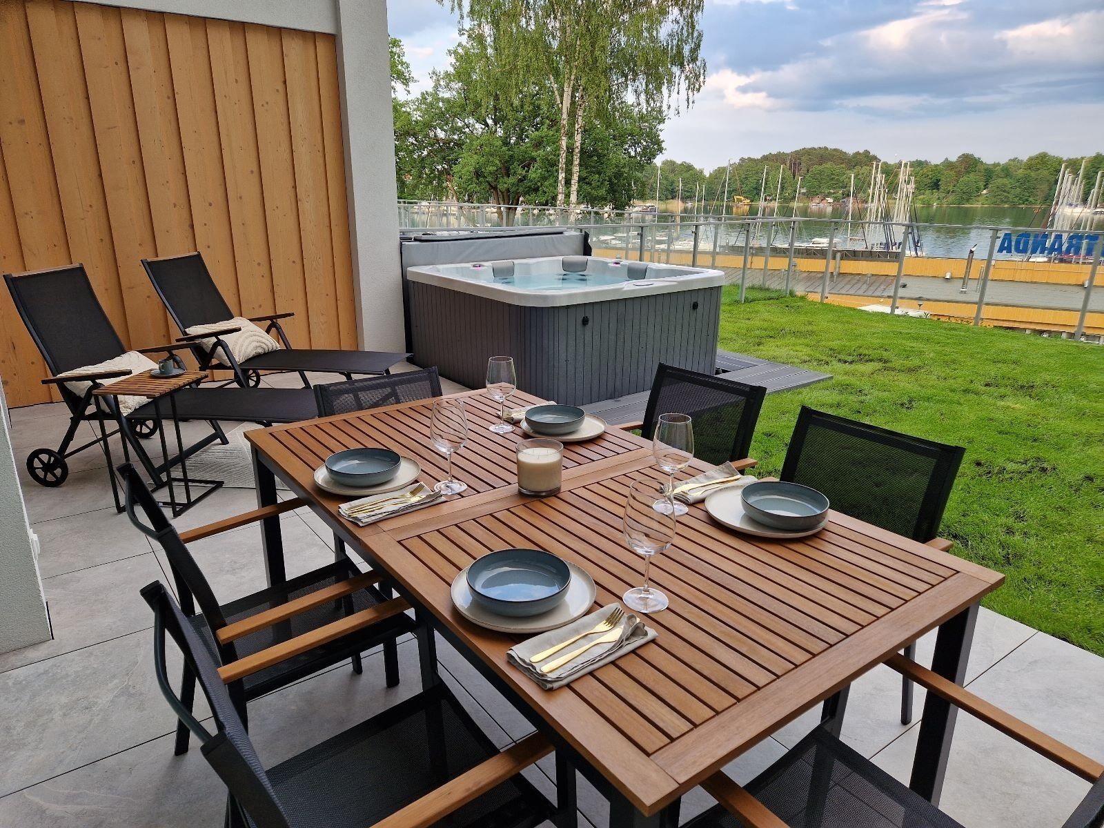 Suíte luxo, vista para o lago | Terraço/pátio