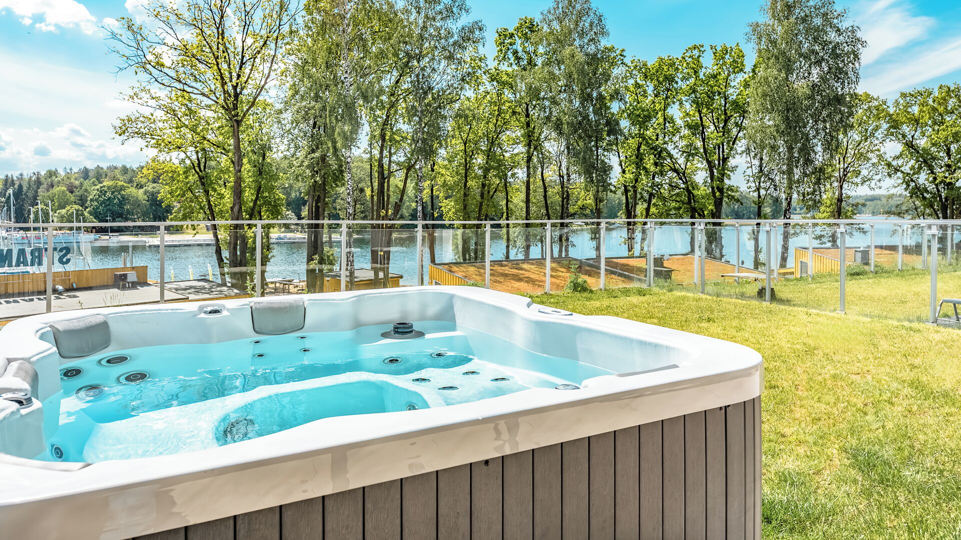 Suíte luxo, 1 quarto, cozinha americana, vista para o lago | Terraço/pátio