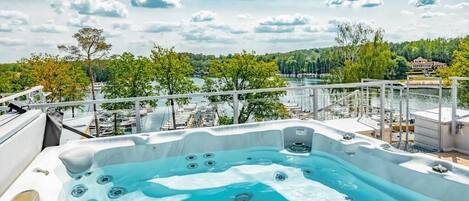 Deluxe Studio, Lake View | Outdoor spa tub