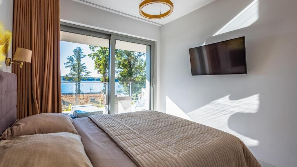 Suíte superior, sacada, vista para o lago