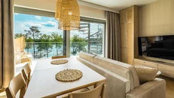 Deluxe Studio, Lake View | Living area