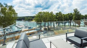 Deluxe-sviitti, 2 makuuhuonetta, järvinäköala | Terassi/patio