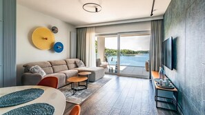 Apartamento superluxo, vista para o lago | Área de estar