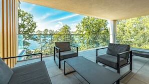 Suíte superior, 2 quartos, cozinha americana, vista para o lago | Terraço/pátio