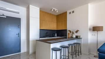 Superior Suite, 1 Bedroom, Air conditioning, Lake View | Interior