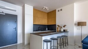 Suíte superior, 1 quarto, ar-condicionado, vista para o lago | Parte interna