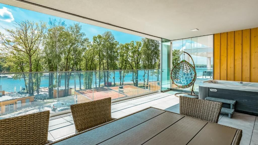 デラックス アパートメント 2 ベッドルーム 冷房 レイクビュー | 屋外ダイニングエリア