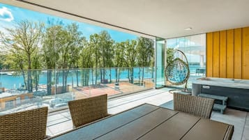 Leilighet – deluxe, 2 soverom, aircondition, utsikt mot innsjø | Utendørsservering