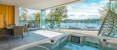 Deluxe-Apartment, 2Â Schlafzimmer, Klimaanlage, Seeblick | Speisen im Freien