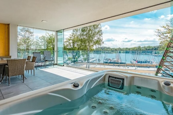 Leilighet – deluxe, 2 soverom, aircondition, utsikt mot innsjø | Utendørsservering