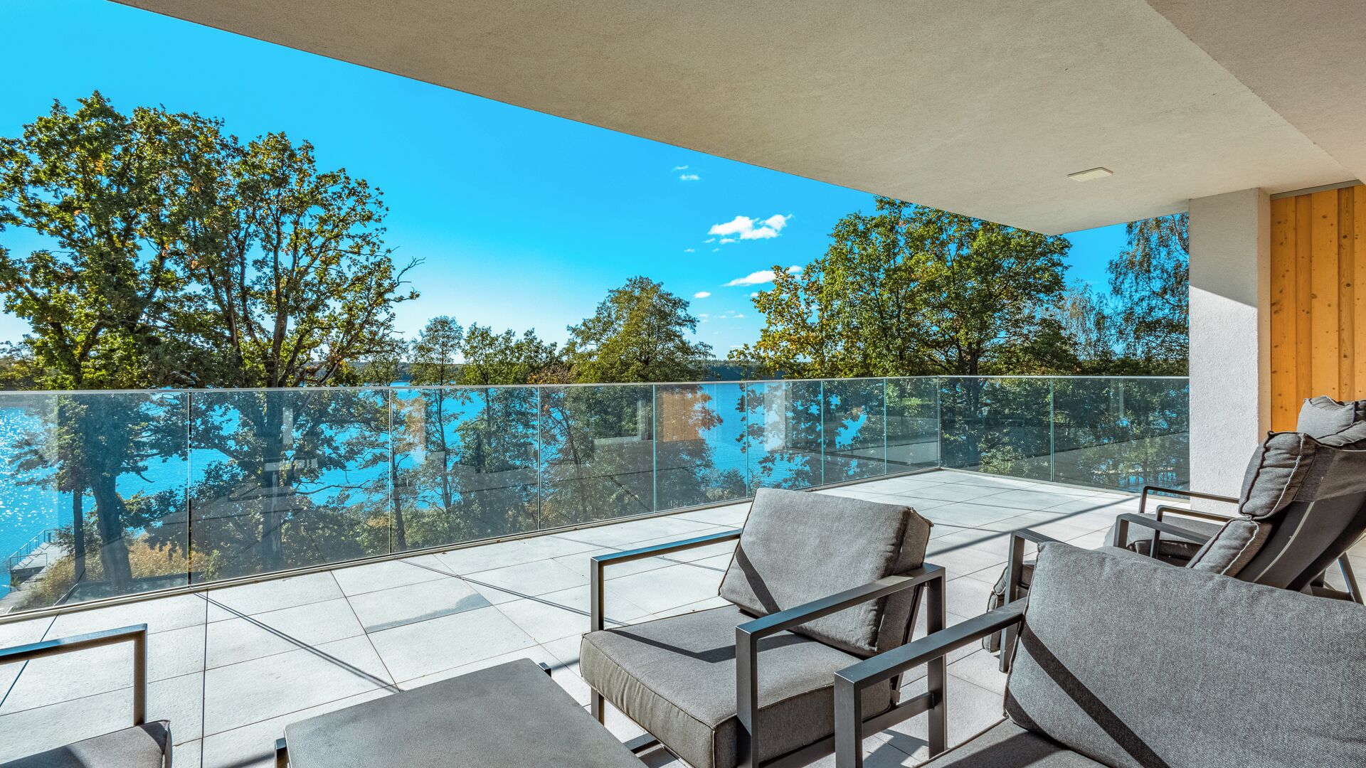 Suíte, 1 quarto, sacada, vista para o lago | Terraço/pátio