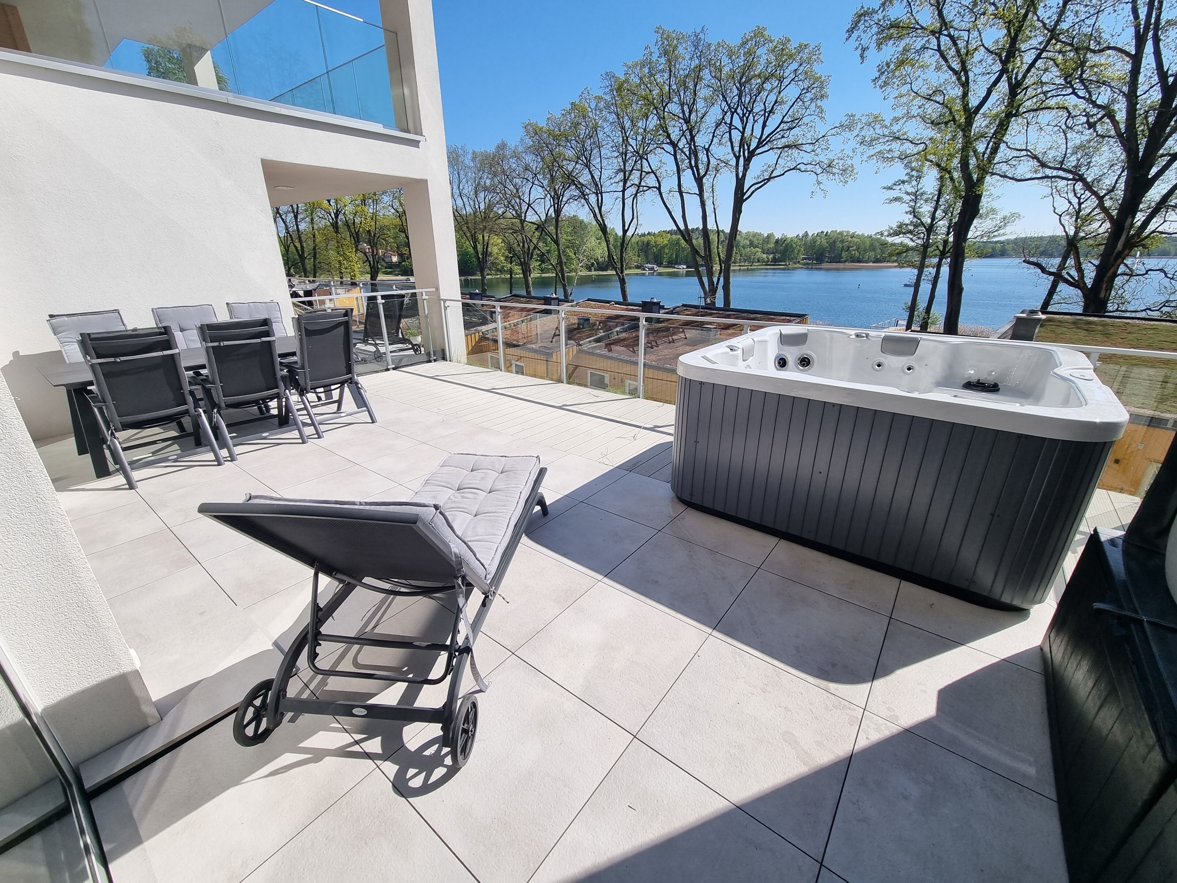 Suíte luxo, vista para o lago, no piso térreo | Terraço/pátio