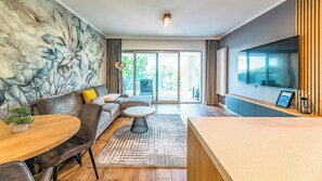 Suíte superior, 2 quartos, cozinha americana, vista para o lago | Área de estar