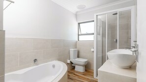 Kahden hengen deluxe-huone, tupakointi kielletty, parveke | Kylpyhuone | Ilmaiset hygieniatuotteet, hiustenkuivaaja, saippua, sampoo