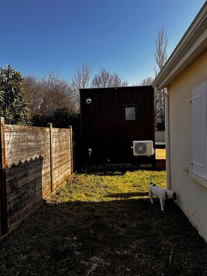 Property grounds - LILICASE Bungalow. A cosy little nest in nature. (Saint laurent de la Pree)