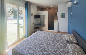 3 bedrooms, iron/ironing board, free WiFi, bed sheets - CHARMING VILLA with swimming pool, not overlooked, view of vineyards (Usclas-d'Hérault)