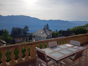 Outdoor dining - Vrbo Property (Conjux)