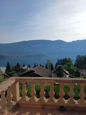 Property grounds - "Casa Frangi" Enchanting view of Lac du Bourget, beach within walking distance (Conjux)