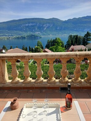 Property grounds - "Casa Frangi" Enchanting view of Lac du Bourget, beach within walking distance (Conjux)