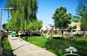 Children’s area - Nest Quiet 1BD Apt Cosmopolis, Private Parking, Piscina, Mall (IF)