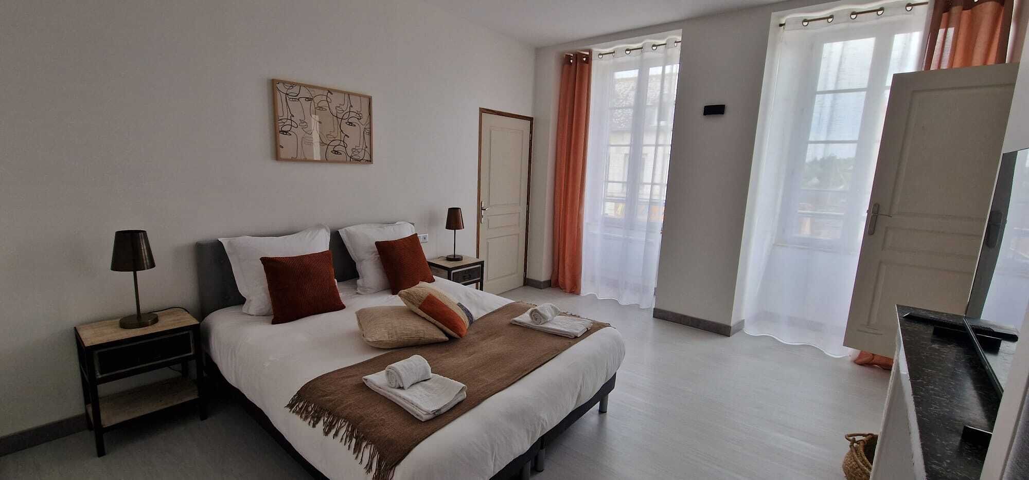 1 dormitorio, tabla de planchar con plancha, wifi y ropa de cama