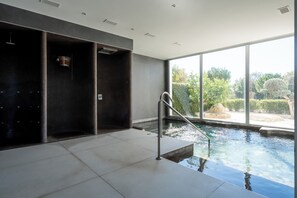 Spa - Frontline Hotel feeling Apartment in a 5 star complex with in and outdoor pool. (EStepona)