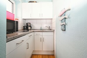 Kühlschrank, Mikrowelle, Herdplatte, Geschirrspüler