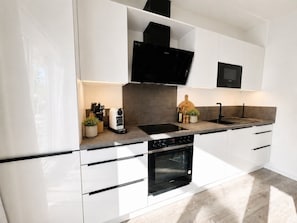 Coffee/tea maker, fridge, microwave, oven - Brand-New Luxury Apartment with Baltic Sea Views in Travemünde (Lübeck)