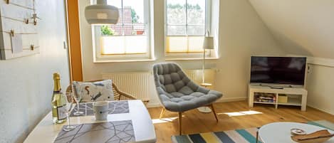 Fernseher, Bücher, Stereoanlage