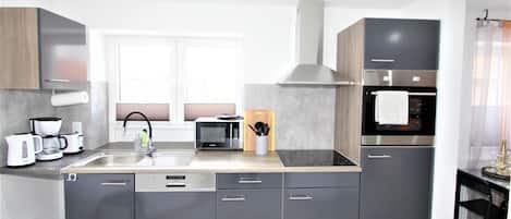 Geladeira, micro-ondas, fogão, cooktop