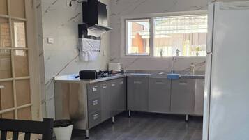 Room, 1 Bedroom | Private kitchen