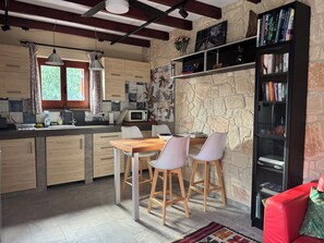Casa, 2 quartos, acessível, varanda | Sala de jantar
