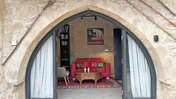 House, 2 Bedrooms, Accessible, Patio | Living room