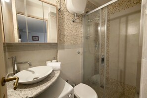 Shower, hair dryer, bidet, towels - Just a short walk from Marzocca Beach, Casa Neroli is an elegant and welcoming holiday home designed for guests seeking relaxation, comfort, and authentic Mediterranean living.Perfect for 3–4 guests, the house features two stylish bedrooms, two modern  (Marzocca)