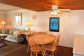 Dining - Amazing Ocean Front Condo with One Bedroom, Free WiFi, and an Ocean Front Pool (Ocean City)