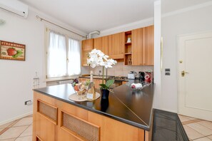 Fridge, oven, dishwasher, coffee/tea maker - MGH - Garda Sunview Terrace Padenghe (Padenghe sul Garda)
