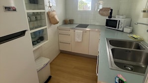 Kaffetrakter/tekoker, kjøleskap, mikrobølgeovn og kokeplater