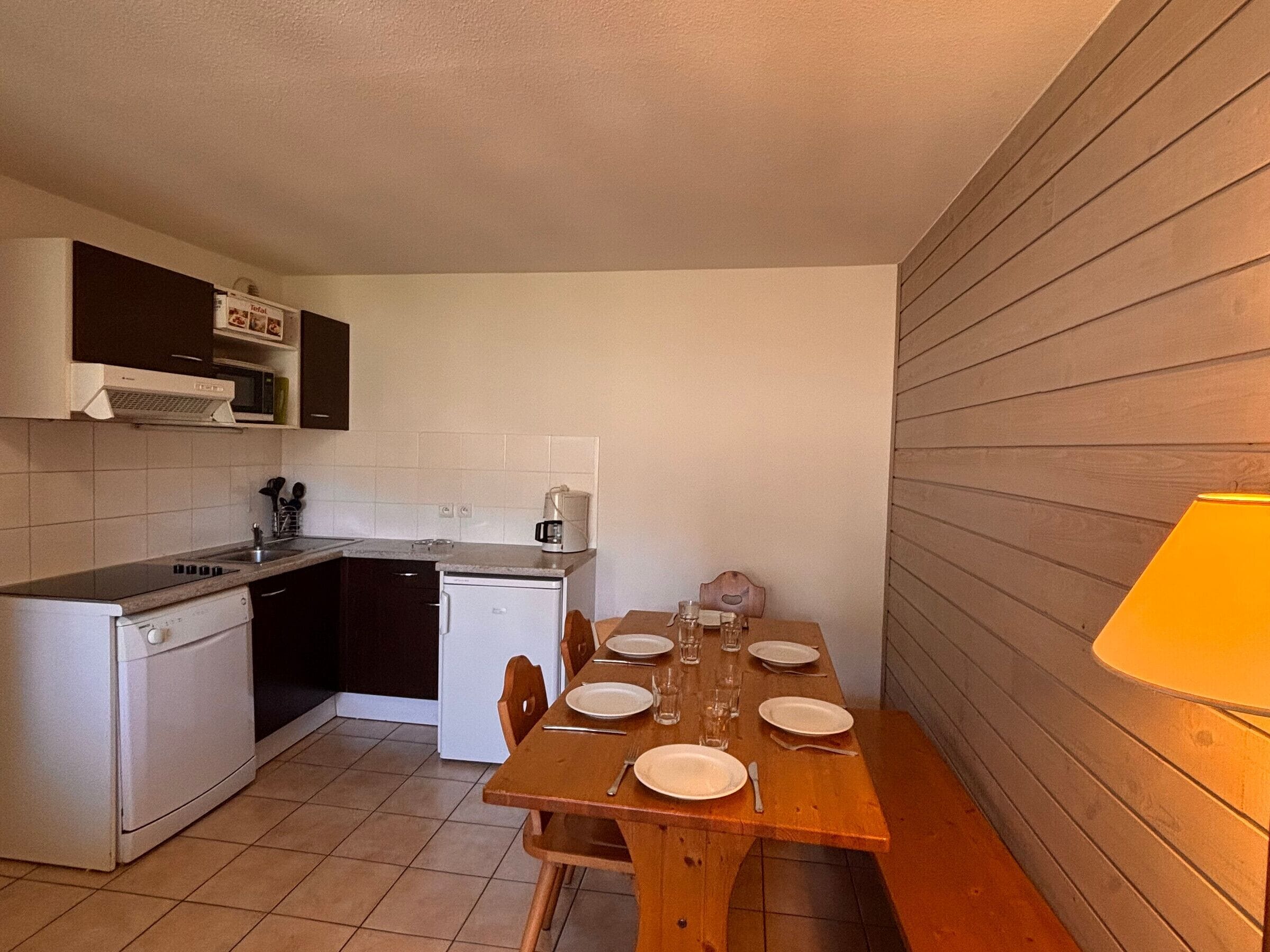 Fridge, stovetop