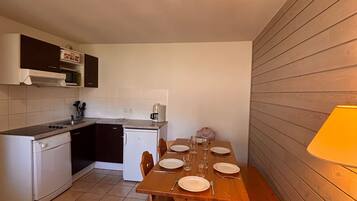 Fridge, stovetop