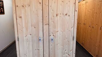 Une rangée de casiers en bois dans un couloir.