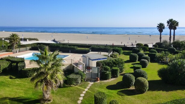 Un complexe hôtelier doté d’une piscine, de jardins magnifiquement entretenus et offrant une vue sur la plage.