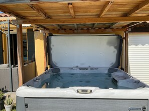 Outdoor spa tub - Charming house, pool and AC - 8 guests (Mallemort)