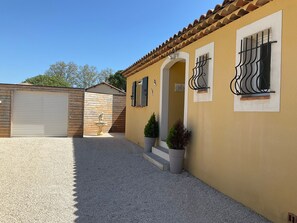 Exterior detail - Charming house, pool and AC - 8 guests (Mallemort)