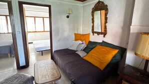 Una camera da letto con un letto, un comodino e uno specchio.