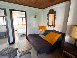 A bedroom with a bed, bedside table, and a mirror. - Apartment 150m from the beach - 6 guests (Argelès-sur-Mer)