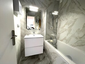 Bathroom - Apartment with AC and parking - ? guests (Sète)