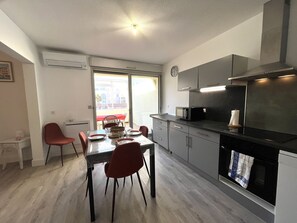 Fridge, microwave, oven, stovetop - Apartment with AC and parking - ? guests (Sète)
