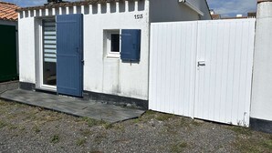 A white building with a blue door, a small window, and a number '193' on the wall. - House with parking - 4 guests (Bretignolles-sur-Mer)