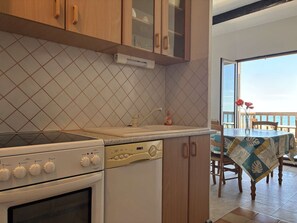 Microwave, oven, stovetop, dishwasher - Apartment with sea view - 4 guests (Fleury-Saint-Pierre-la-Mer)